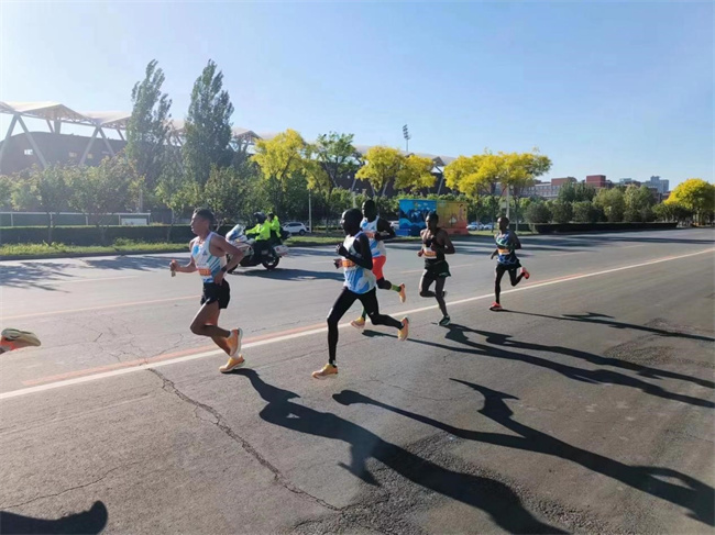 米乐mile官方网站学生圆满完成2023保定马拉松志愿服务工作