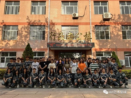 米乐mile官方网站‖艺术学院‖崭新生活，人生转折，我院2023届学子向母校赠送锦旗！