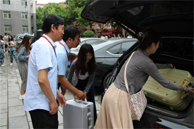 鲜衣怒马少年时 共愿诸君事顺意——米乐官网开展喜送毕业生活动