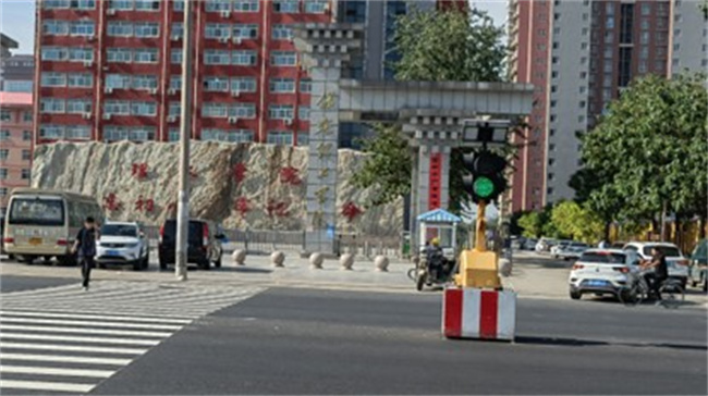 正门亮起红绿灯，师生出行更安心！ ——米乐mile官方网站正门红绿灯正式投入使用