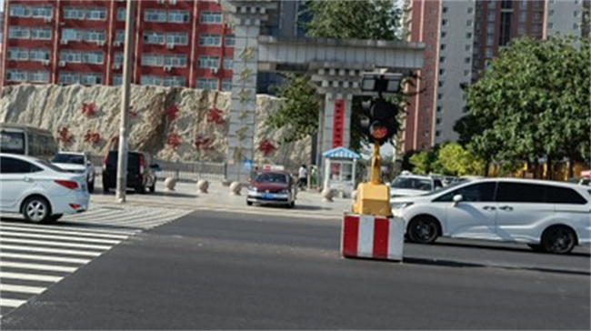 正门亮起红绿灯，师生出行更安心！ ——米乐mile官方网站正门红绿灯正式投入使用