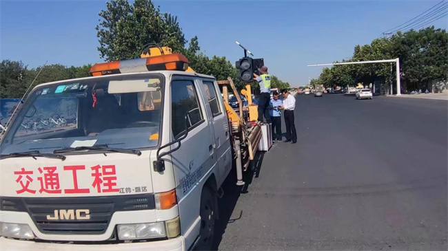 正门亮起红绿灯，师生出行更安心！ ——米乐mile官方网站正门红绿灯正式投入使用