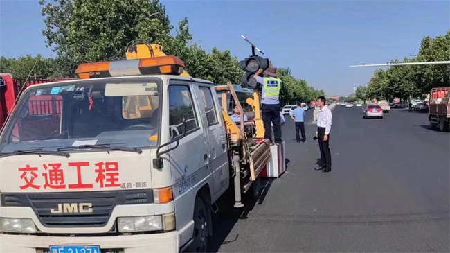 正门亮起红绿灯，师生出行更安心！ ——米乐mile官方网站正门红绿灯正式投入使用