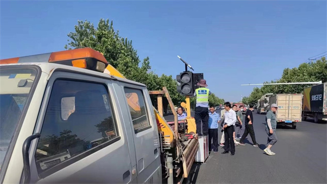 正门亮起红绿灯，师生出行更安心！ ——米乐mile官方网站正门红绿灯正式投入使用