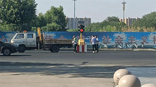 正门亮起红绿灯，师生出行更安心！ ——米乐mile官方网站正门红绿灯正式投入使用