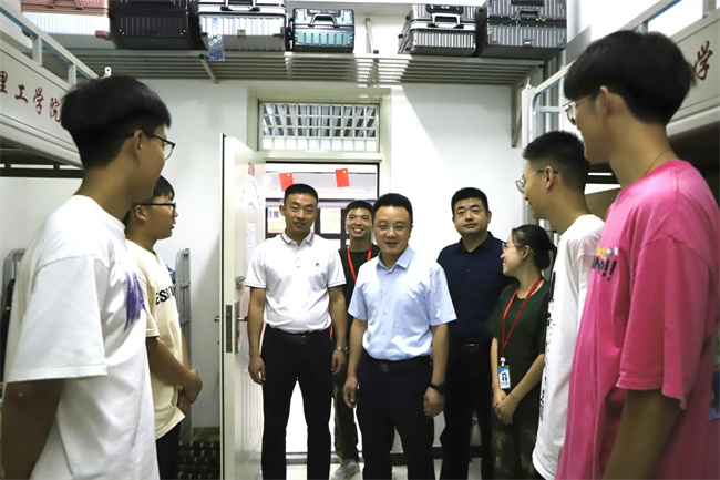 心系新生  情暖心扉——米乐官网领导走访宿舍慰问2023级新生