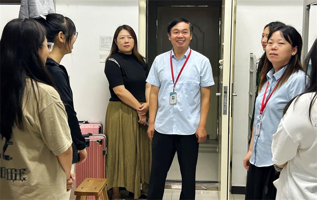 心系新生  情暖心扉——米乐官网领导走访宿舍慰问2023级新生