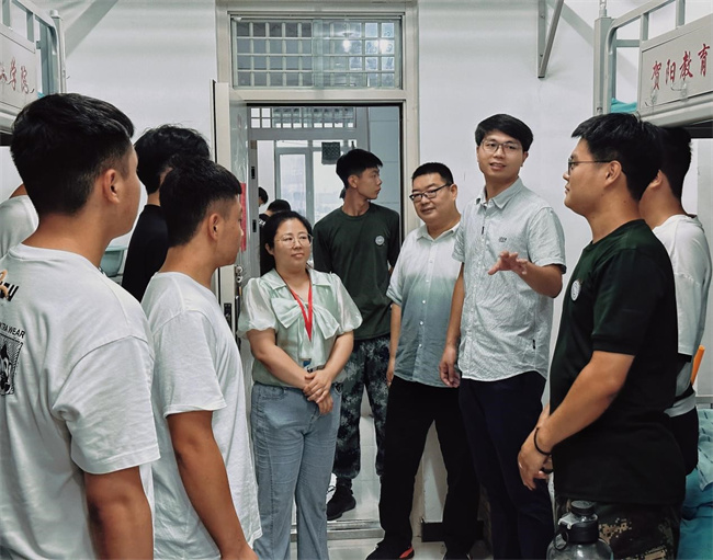 心系新生  情暖心扉——米乐官网领导走访宿舍慰问2023级新生