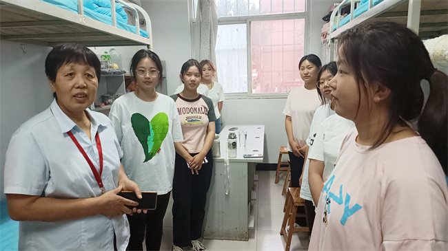 心系新生  情暖心扉——米乐官网领导走访宿舍慰问2023级新生