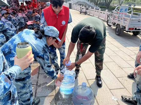 米乐mile官方网站//艺术学院//戎装展英姿 学子扬军魂