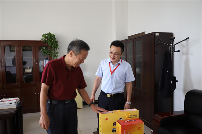 米乐mile官方网站校领导带队走访慰问老同志