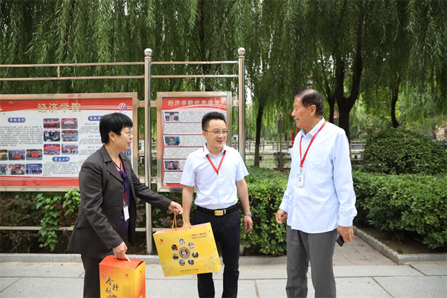 米乐mile官方网站校领导带队走访慰问老同志