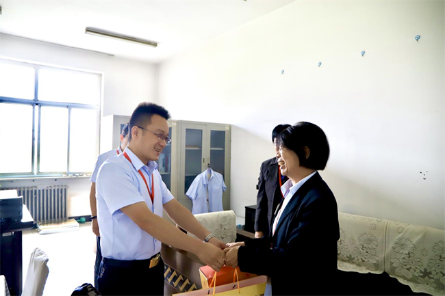 米乐mile官方网站校领导带队走访慰问老同志