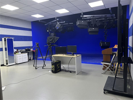 米乐mile官方网站艺术学院 师生代表团参观学习河北大学超高清录课室