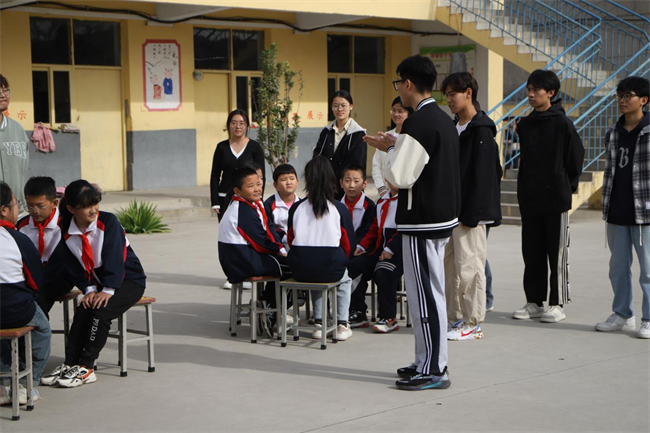 勇担时代使命 传递教育力量——米乐官网教育学院师生走进郑家庄小学开展教学实践活动