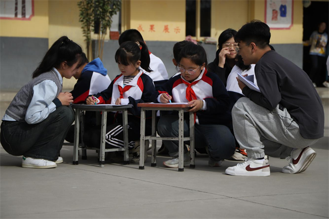 勇担时代使命 传递教育力量——米乐官网教育学院师生走进郑家庄小学开展教学实践活动