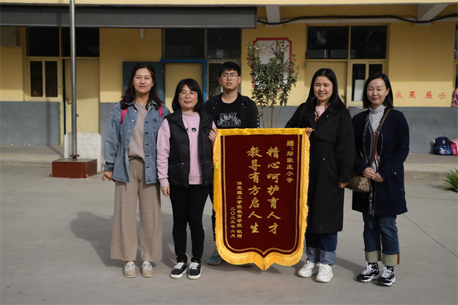 勇担时代使命 传递教育力量——米乐官网教育学院师生走进郑家庄小学开展教学实践活动
