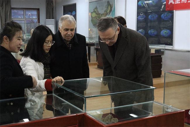 白俄罗斯戈梅利国立大学参观团莅临米乐官网参观交流