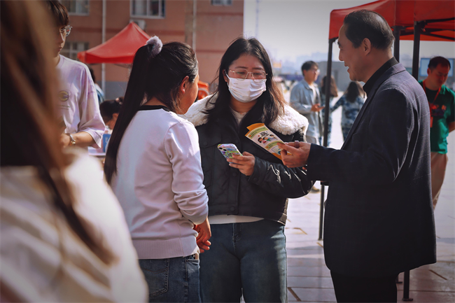 “手绘青春，防核有我；你我共同努力，终结结核流行”—莲池区疾控中心联合米乐mile官方网站开展肺结核防治宣传活动