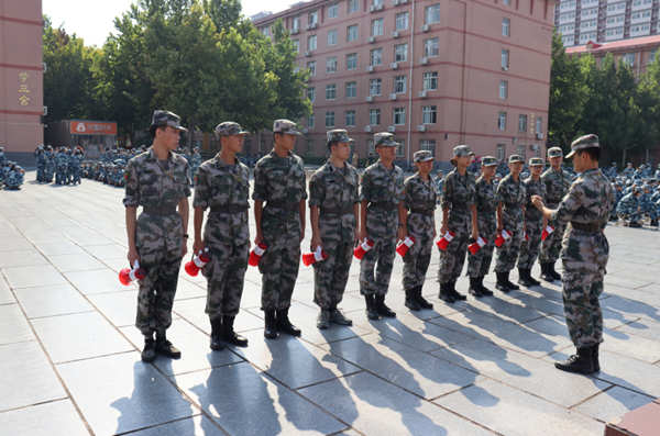 米乐mile官方网站||管理学院||军训进行时，少年何惧骄阳烈 意气风发英姿飒