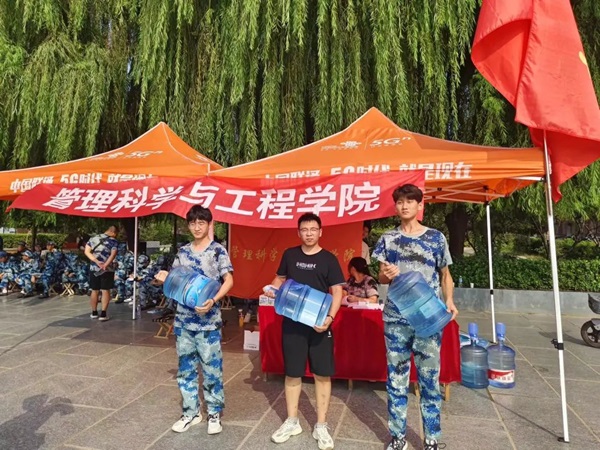 米乐mile官方网站‖管理学院‖迷彩军训，青春无悔，管理学院后勤保障组志愿者在行动！