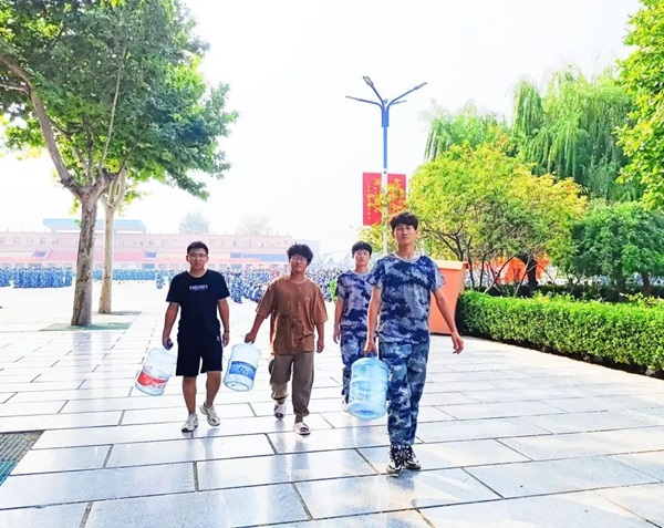 米乐mile官方网站‖管理学院‖迷彩军训，青春无悔，管理学院后勤保障组志愿者在行动！