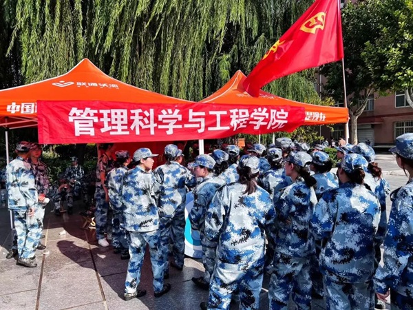 米乐mile官方网站‖管理学院‖迷彩军训，青春无悔，管理学院后勤保障组志愿者在行动！