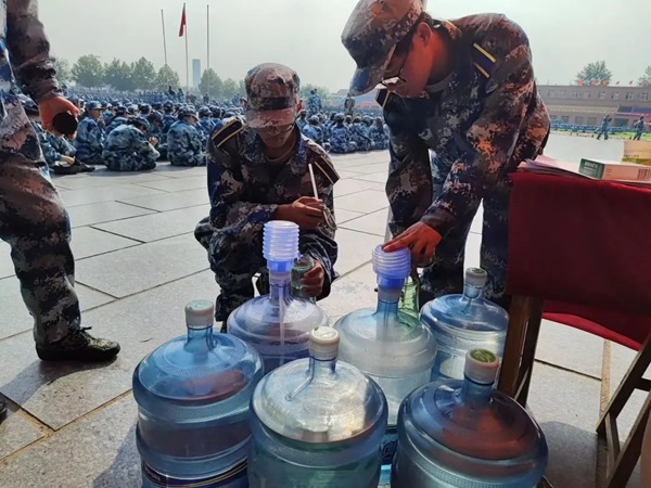 米乐mile官方网站‖管理学院‖迷彩军训，青春无悔，管理学院后勤保障组志愿者在行动！