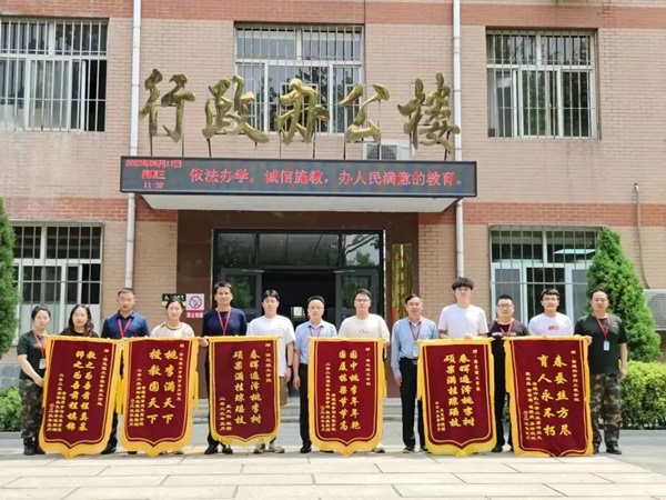 米乐mile官方网站‖管理学院‖学成不忘来时路 回首再报母校恩—我院2023届学子向母校赠送锦旗