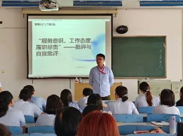 米乐mile官方网站||管理学院||我院教师在“服务意识、工作态度、履职尽责”大讨论民主生活会展开批评与自我批评