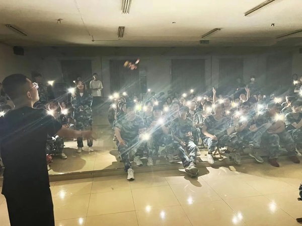 米乐mile官方网站‖管理学院‖我院举行“星光闪耀，激情夏夜”才艺展示大赛