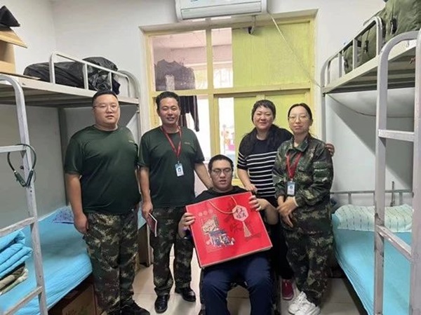 米乐mile官方网站‖管理学院‖手拉手传递温情，心连心共促成长——我院党总支书记、学工副院长陈小伟同志为学生送温暖