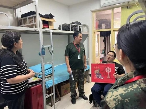 米乐mile官方网站‖管理学院‖手拉手传递温情，心连心共促成长——我院党总支书记、学工副院长陈小伟同志为学生送温暖