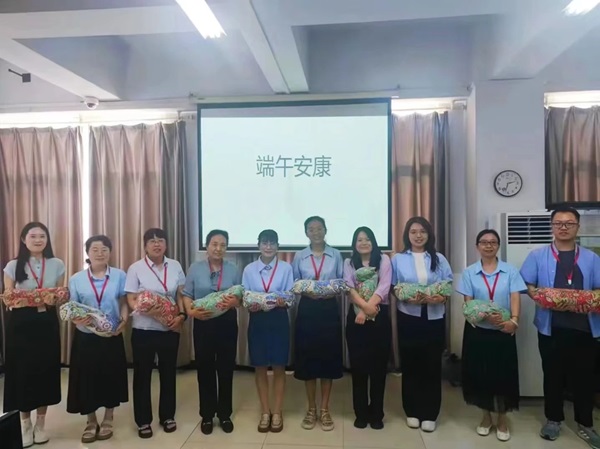 米乐mile官方网站||管理学院||端午送福利 关怀沁人心——我院为教职工发放端午节礼品