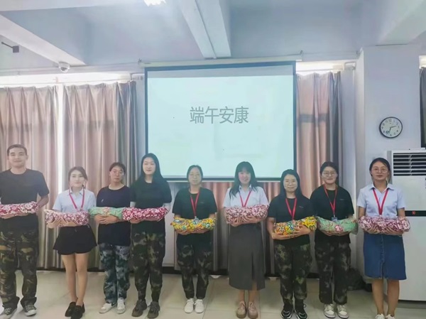 米乐mile官方网站||管理学院||端午送福利 关怀沁人心——我院为教职工发放端午节礼品