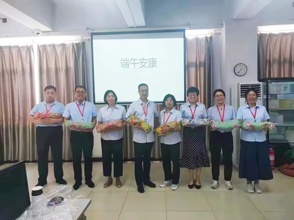 米乐mile官方网站||管理学院||端午送福利 关怀沁人心——我院为教职工发放端午节礼品