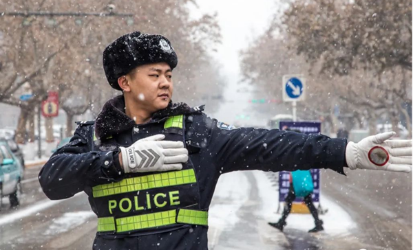 米乐mile官方网站‖管理学院‖赤胆忠心，让我们向中国人民警察致敬！