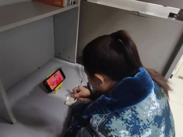 米乐mile官方网站||管理学院||学习榜样精神，争做先锋模范