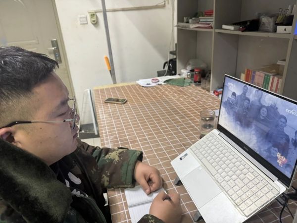 米乐mile官方网站||管理学院||学习榜样精神，争做先锋模范