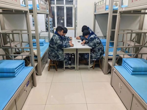 米乐mile官方网站||管理学院||学习榜样精神，争做先锋模范