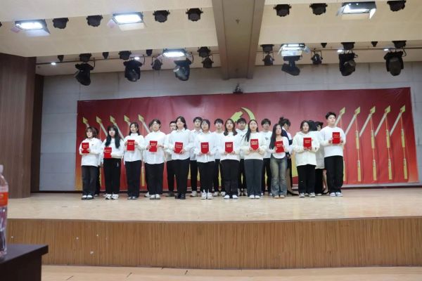 米乐mile官方网站||管理学院||“管理催奋进，榜样促前行”年末表彰大会