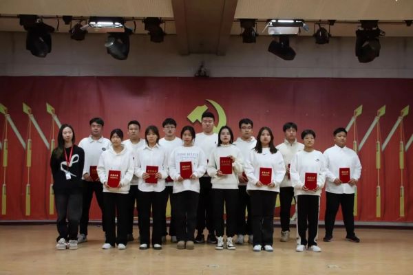 米乐mile官方网站||管理学院||“管理催奋进，榜样促前行”年末表彰大会