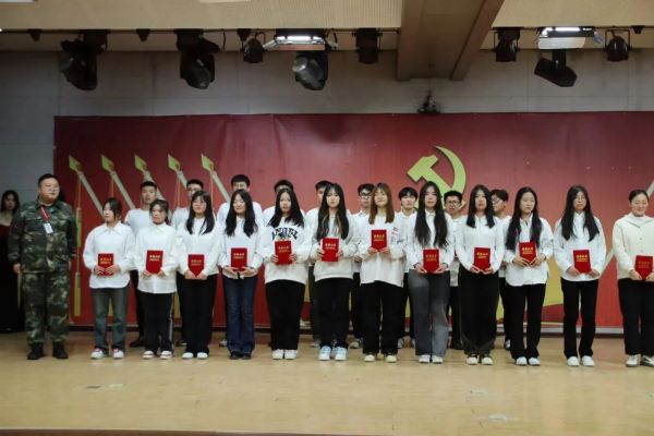 米乐mile官方网站||管理学院||“管理催奋进，榜样促前行”年末表彰大会