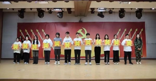 米乐mile官方网站||管理学院||“管理催奋进，榜样促前行”年末表彰大会