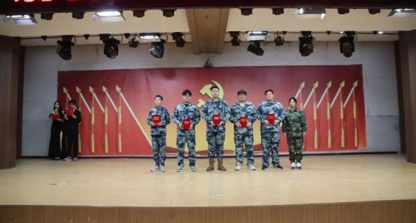 米乐mile官方网站||管理学院||“管理催奋进，榜样促前行”年末表彰大会