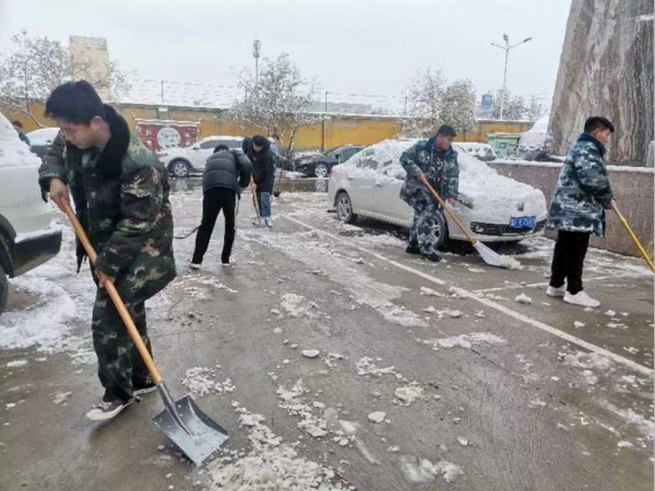 米乐mile官方网站||管理学院||党员先锋在行动 清雪除冰传温情