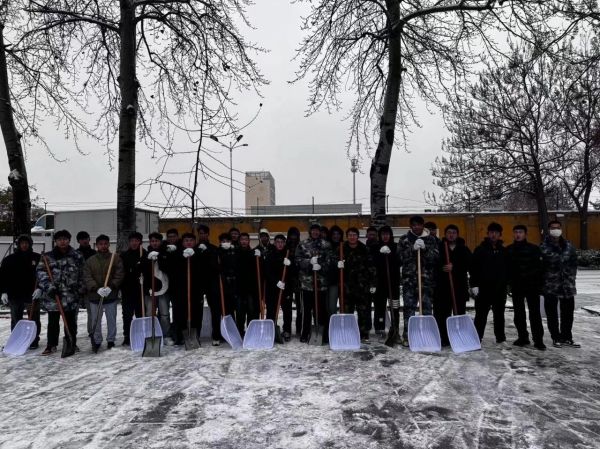 米乐mile官方网站||管理学院||党员先锋在行动 清雪除冰传温情