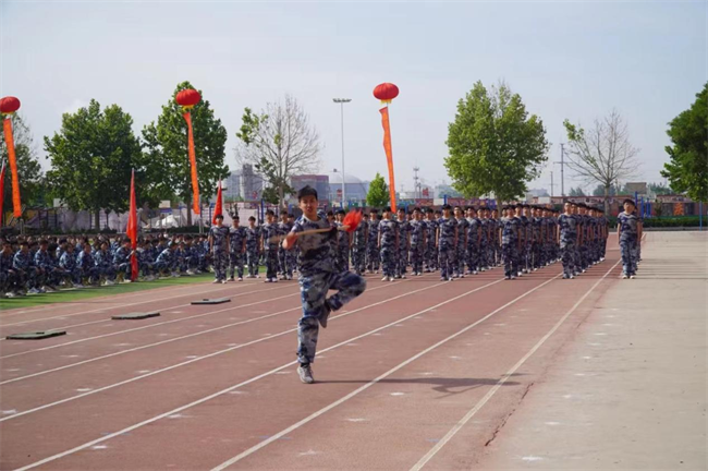 米乐mile官方网站隆重举行“国防后备营”成立暨授旗仪式