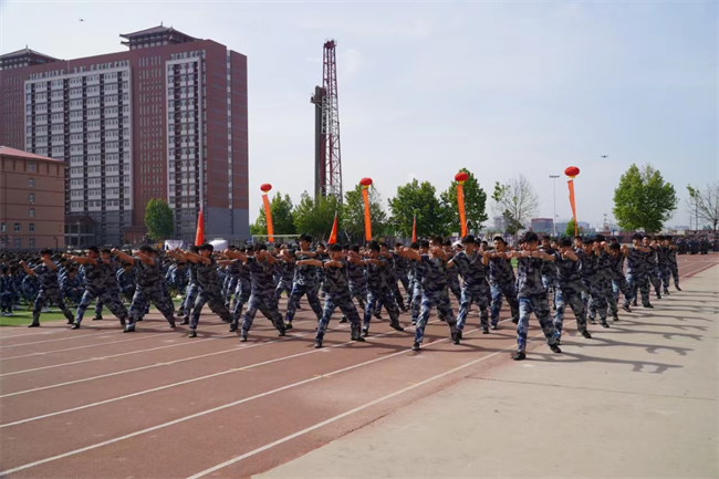 米乐mile官方网站隆重举行“国防后备营”成立暨授旗仪式