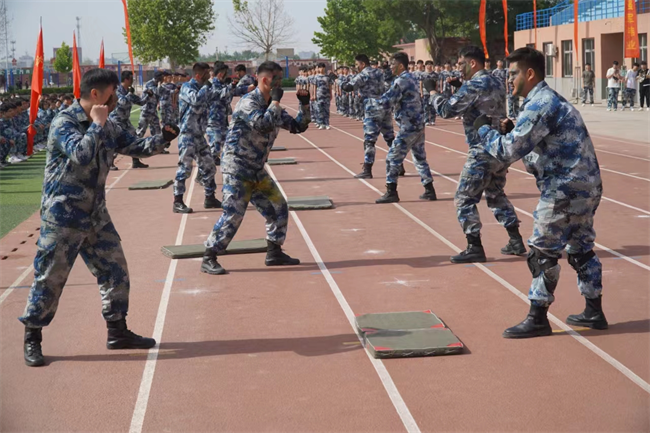 米乐mile官方网站隆重举行“国防后备营”成立暨授旗仪式